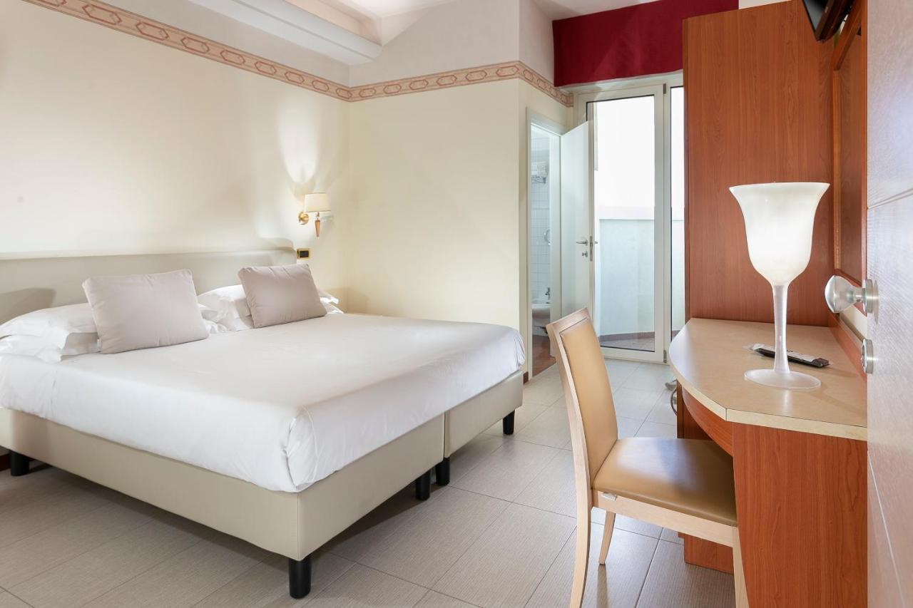 Hotel Bikini Rimini Bagian luar foto