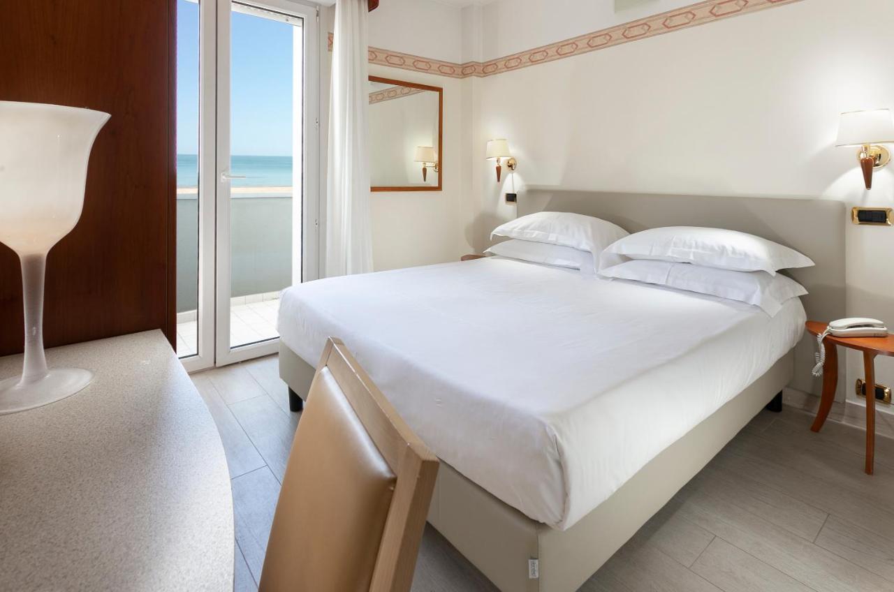 Hotel Bikini Rimini Bagian luar foto