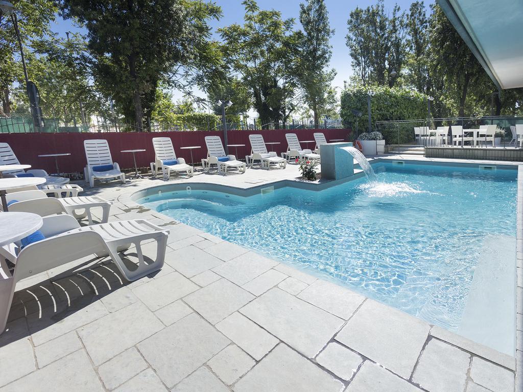 Hotel Bikini Rimini Bagian luar foto