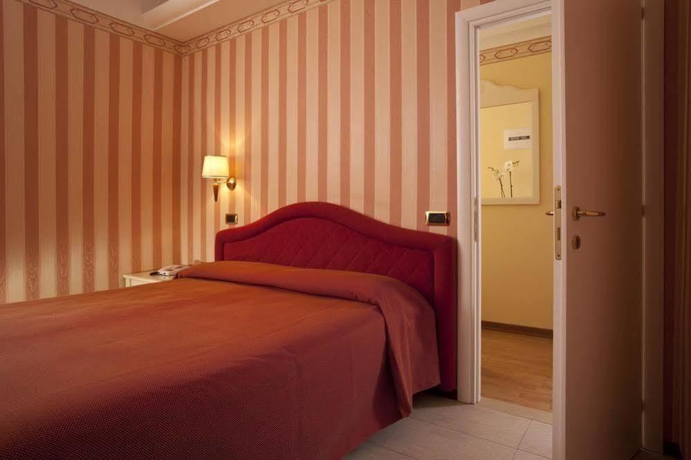 Hotel Bikini Rimini Bagian luar foto